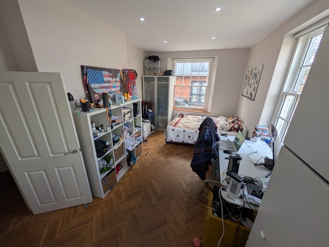 Double En-Suite Room Available in Friendly House Main Photo