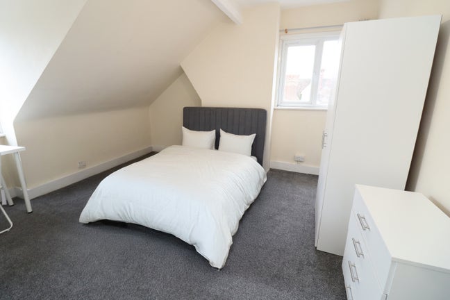 2 Cheap Rooms by Train Station! Grove Park! Main Photo