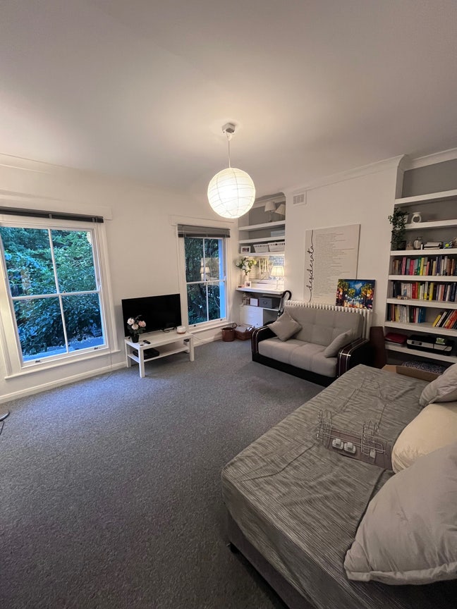 Spacious double room, garden & lovely housemate ☺️ Main Photo