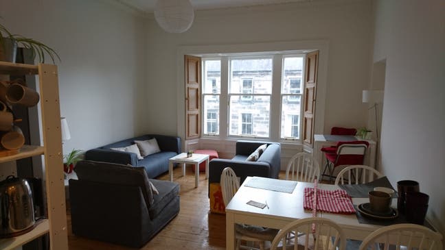 Very large room above leafy gardens - Meadows Main Photo
