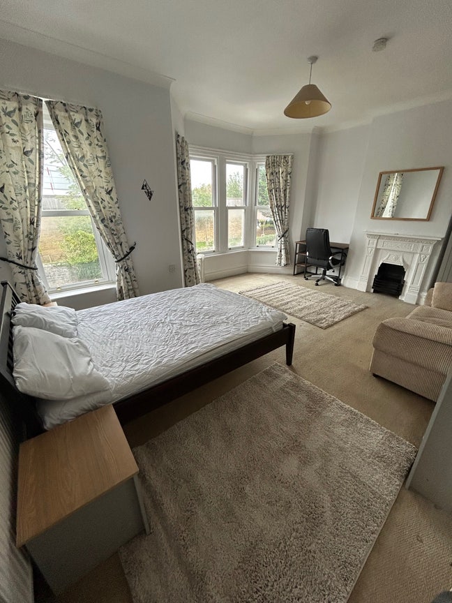 Large Double room in Kingswood Main Photo