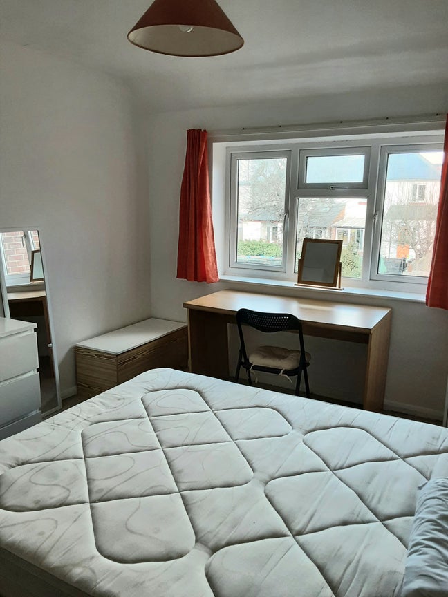 Clean double room in shared house off Abingdon rd. Main Photo