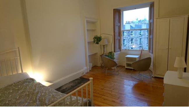 Very large room above leafy gardens - Meadows Main Photo