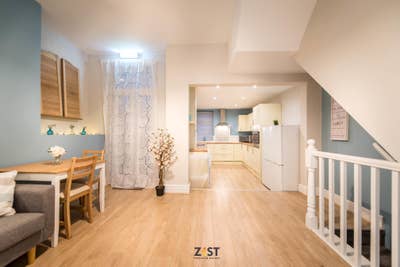 Large Double En Suite 🚿🥇Stunning Modern House Main Photo
