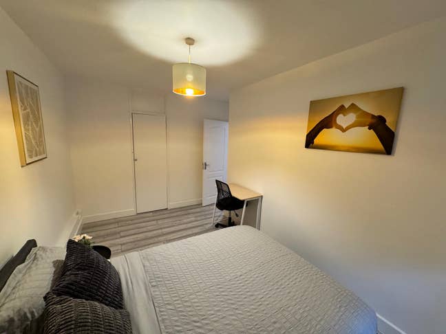 Spacious Double Room in Modern Furnished Apartment Main Photo