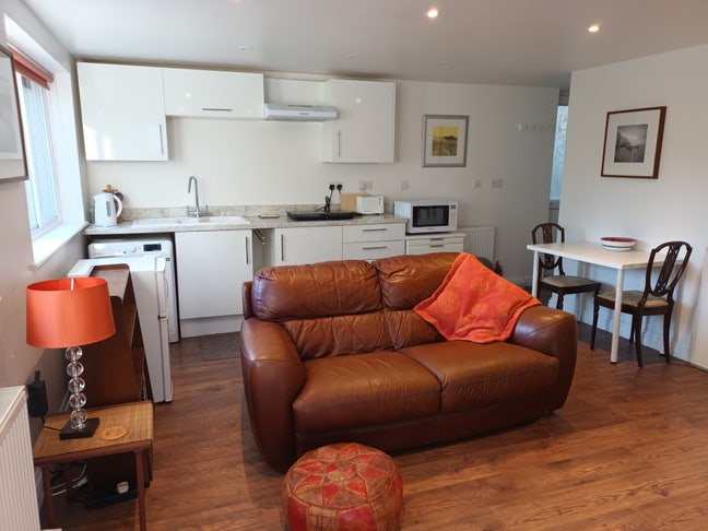 Studio flat with patio garden and parking Main Photo