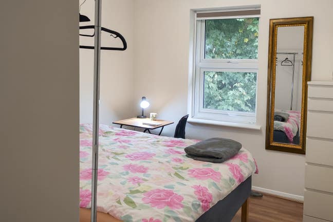 Bright Double Room • Quiet Home • Free Parking Main Photo