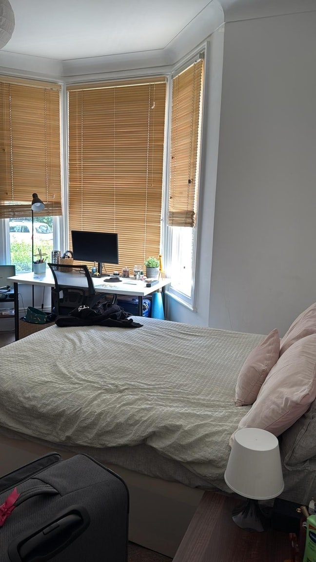 Large room in a friendly flat share Main Photo