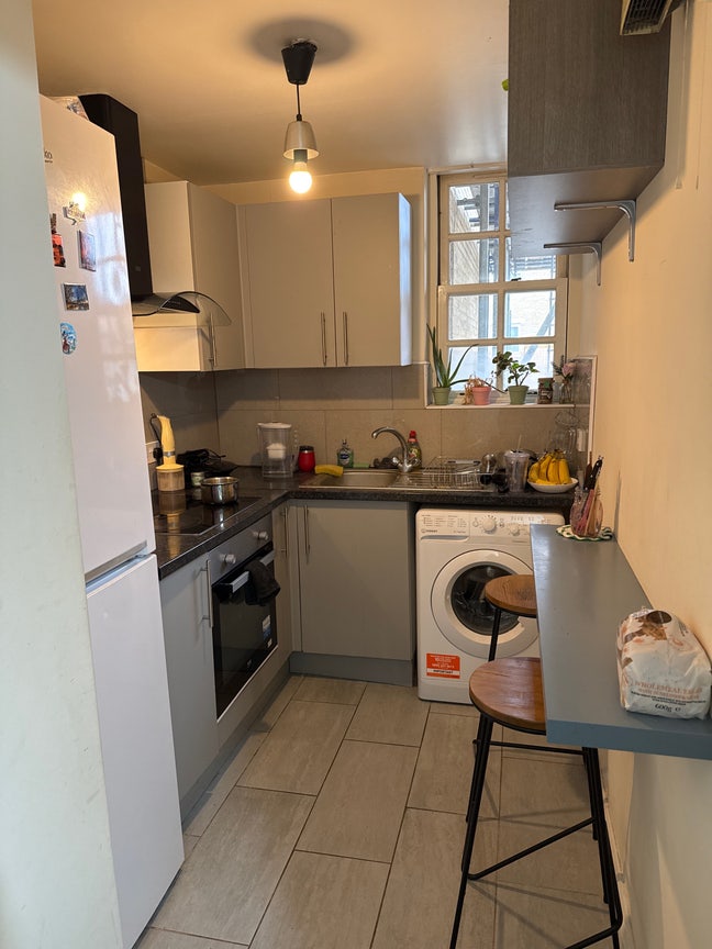 Double bed cozy room to let  Main Photo