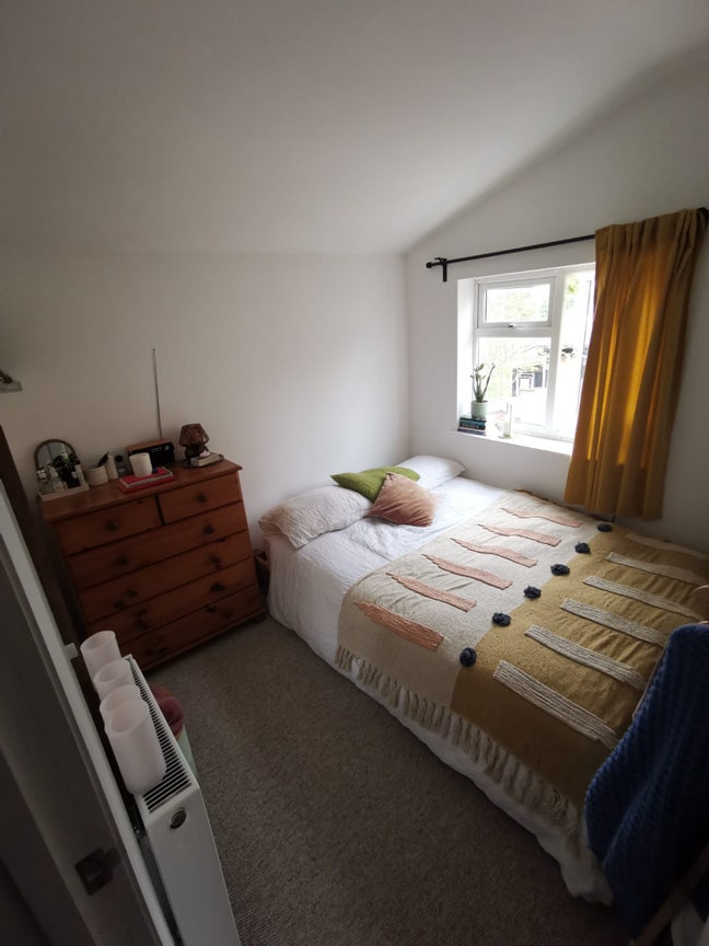 Small Double Room Available in Greenbank  Main Photo