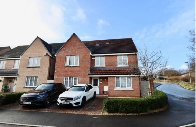 Entire Floor: 2 Beds + Bath + Office + Garden Main Photo