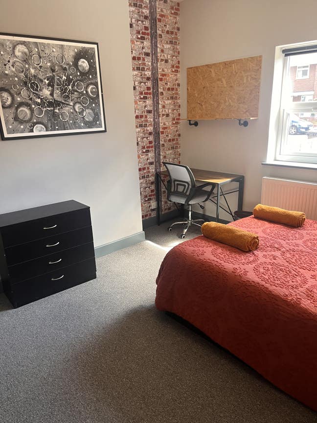 Room to rent in large all en suite house Main Photo