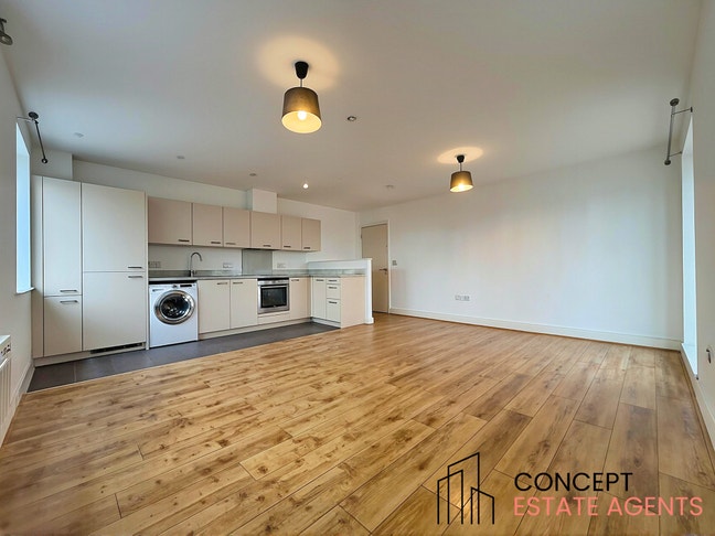 2 bed flat on Beaumont Drive, Worcester Park Main Photo