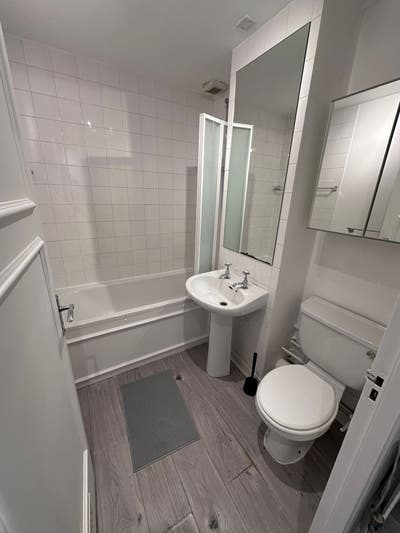 Lovely bright double bedroom   Main Photo