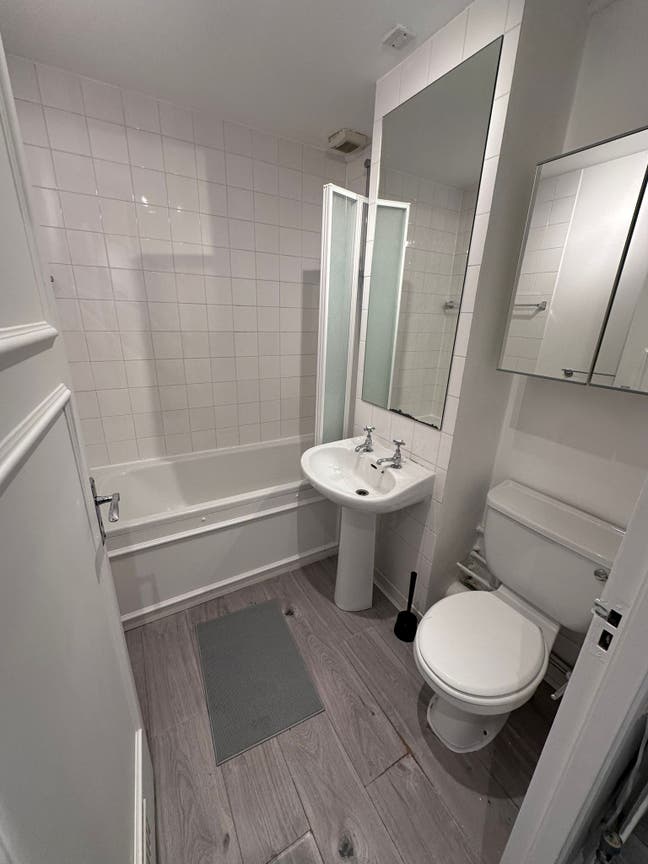 Lovely bright double bedroom   Main Photo