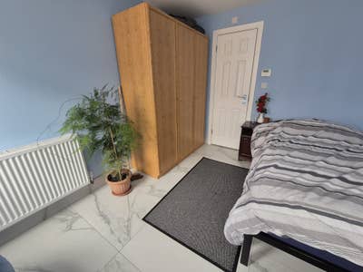 Newly refurbished bedroom with Ensuite bathroom Main Photo
