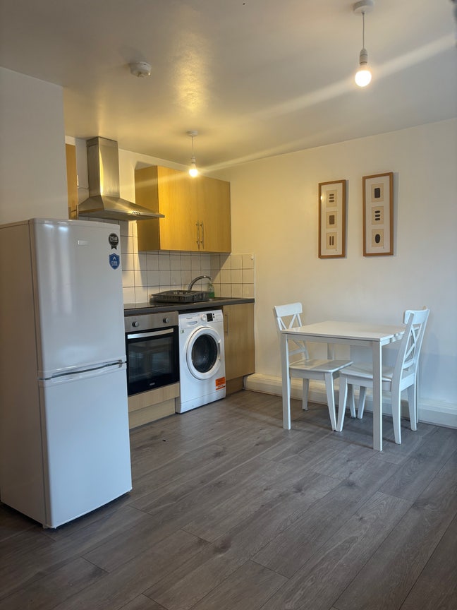 Stunning studio flat to let  Main Photo