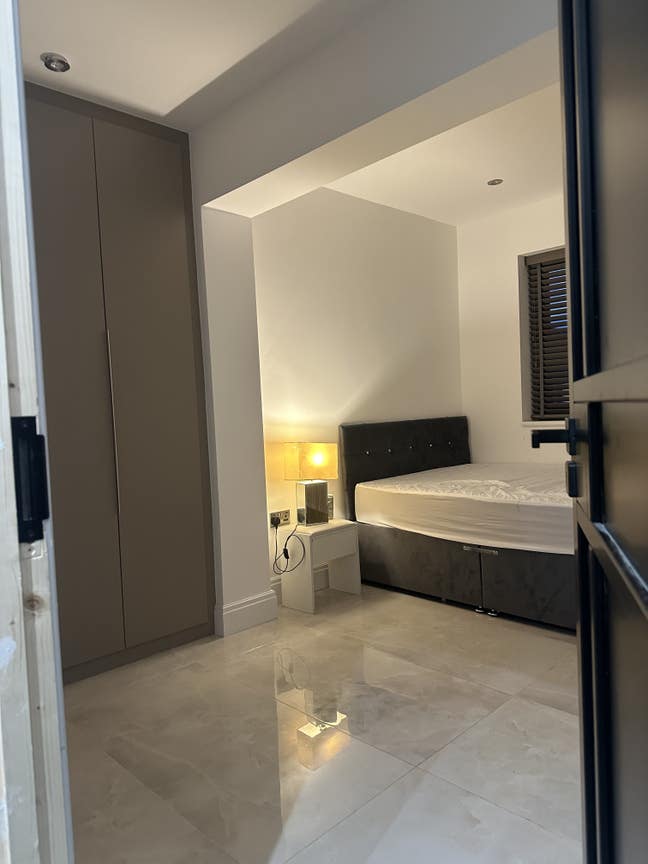 ✨ Modern Double Room Available – Clean & St Main Photo