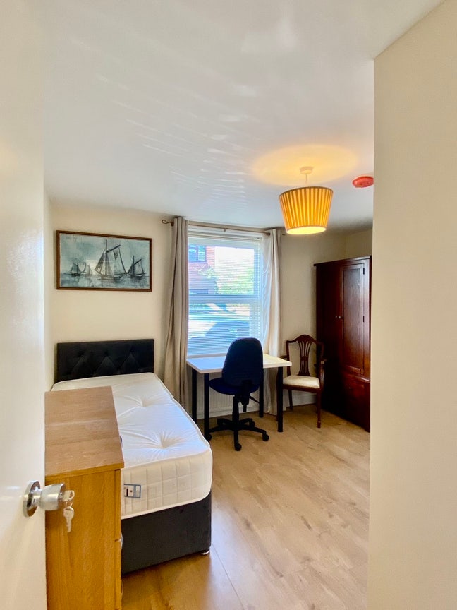 A clean and convenient double room Main Photo