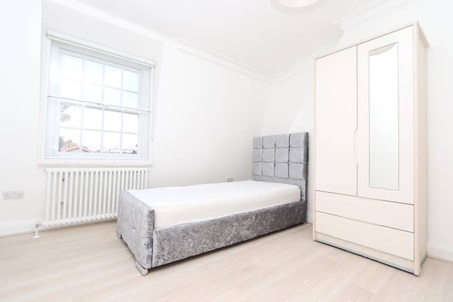 Top Floor Ensuite! Literally in Front of Bow Road! Main Photo