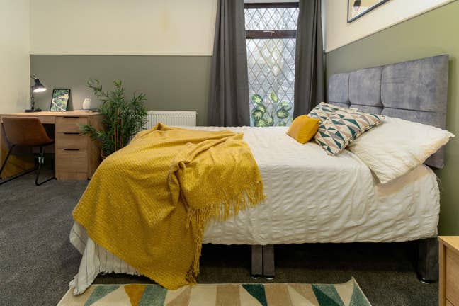 Double Ensuite Room | Stockport Area | Bills Inc  Main Photo