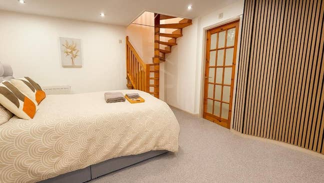 Modern 1-Bedroom Apartment – 1 Min from Town Main Photo