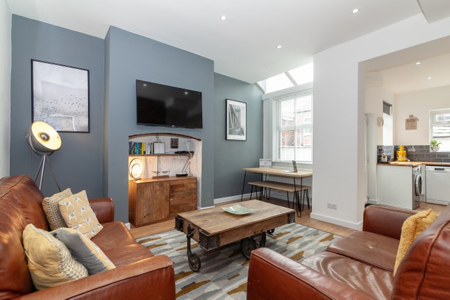Modern Contractor-Friendly Home, 10 Mins to City Main Photo