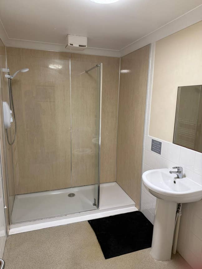 A spacious double room -Mill Road CB1 Main Photo