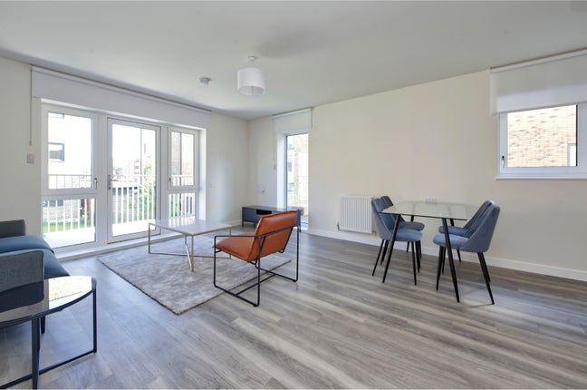 Spacious 2 Bed Fully Furnished Sw London Main Photo