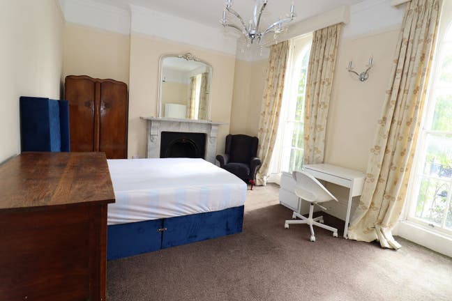 Beautiful Georgian House by Central Line Main Photo