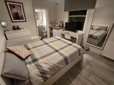 Large En-suite room  Main Photo