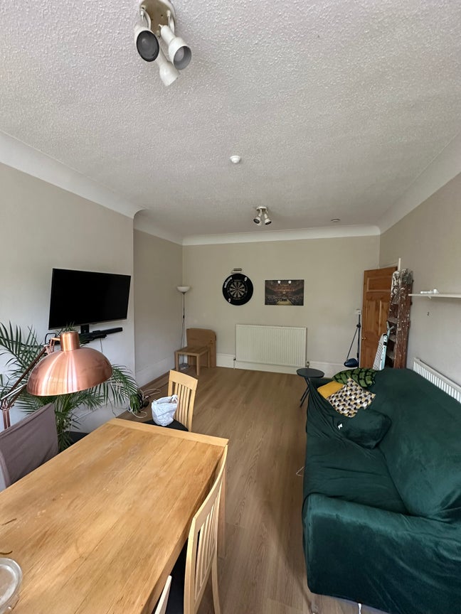 Modern 2 Bed flat with Office and New Bathroom Main Photo