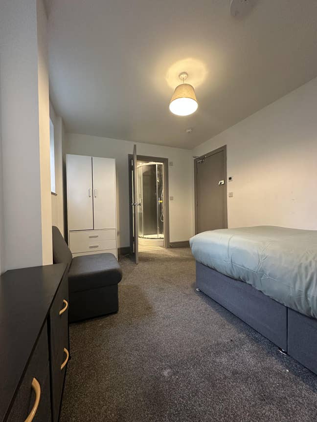 En Suite Large Double Room (Bills included) Main Photo