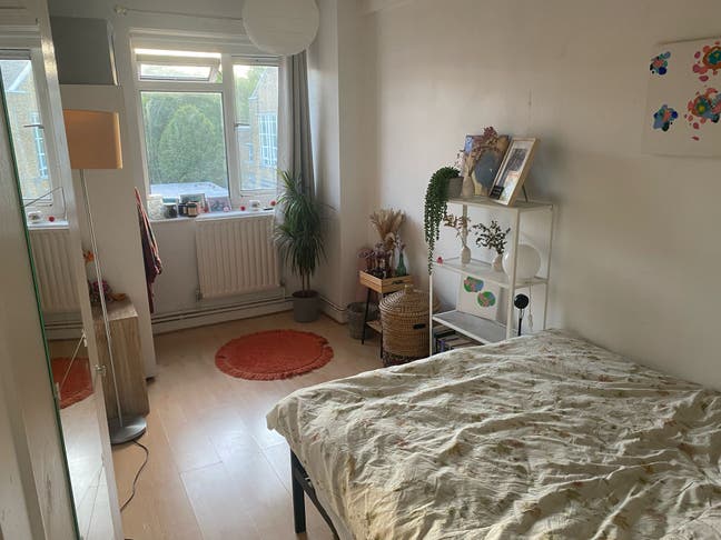 Lovely furnished double right by mile end station Main Photo