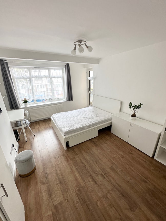Big Double Room Upton Park Short Let Considered  Main Photo