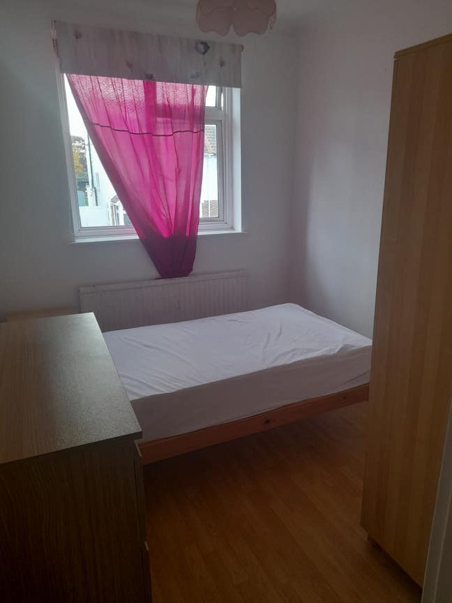 Large single room Main Photo
