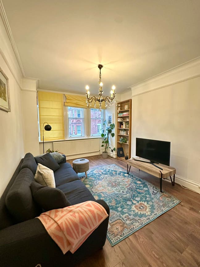 En-suite double room available in spacious flat Main Photo