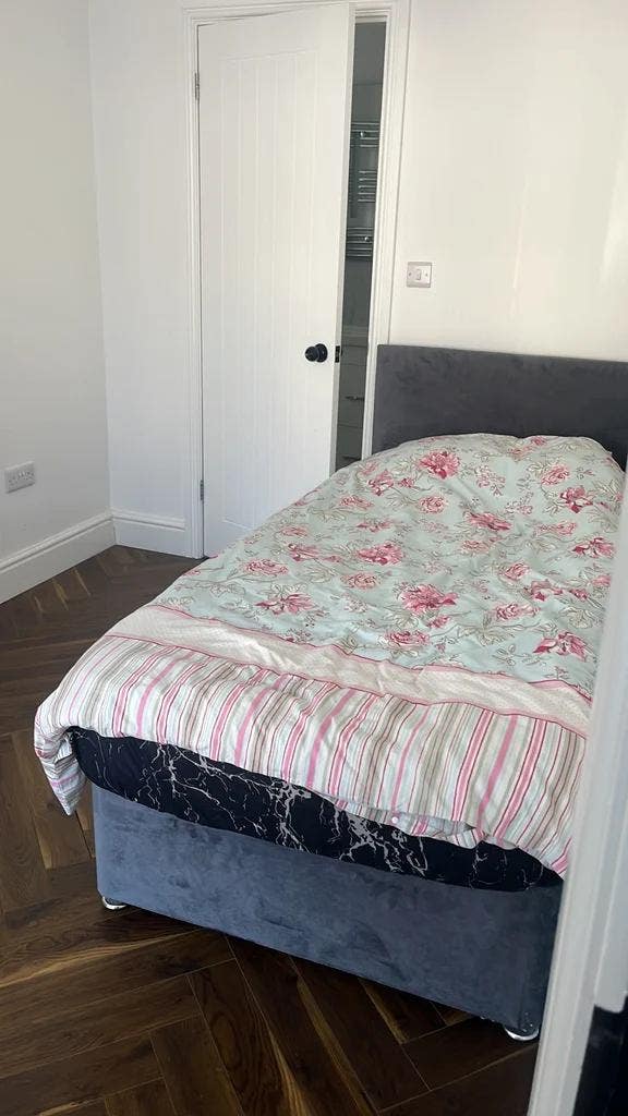 Single En-Suite Room to Let – Enfield, EN3 7AX Main Photo