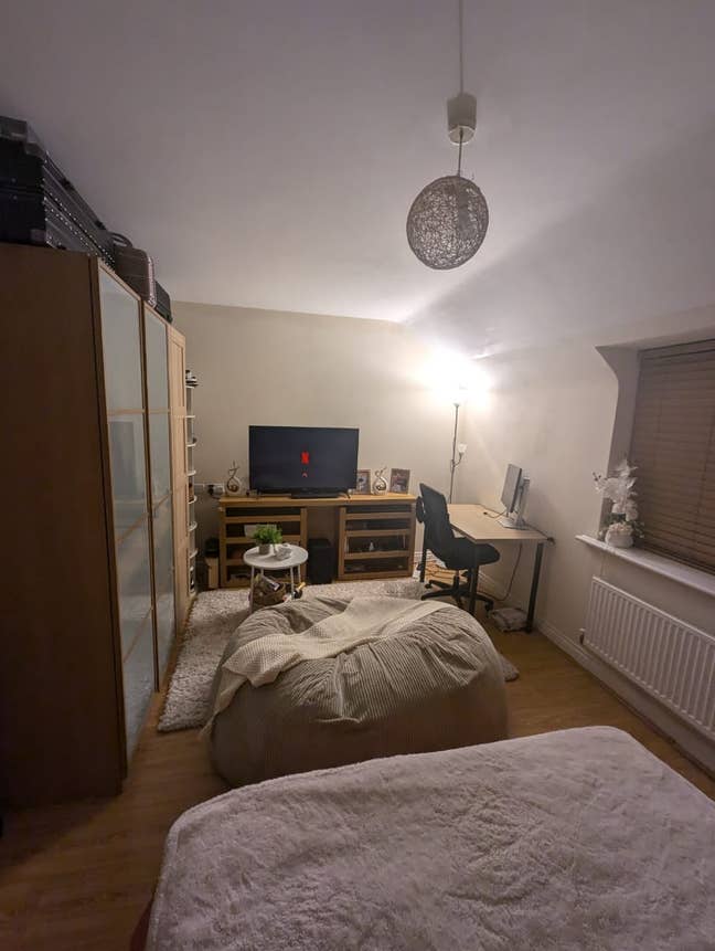 Extra Large Double Bedroom with Own Bathroom Main Photo