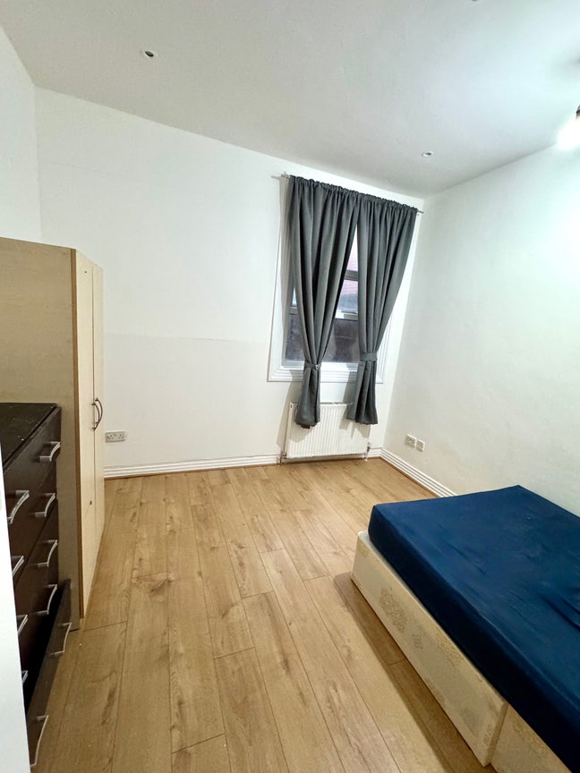 Large single Room for Rent – NW2  Main Photo