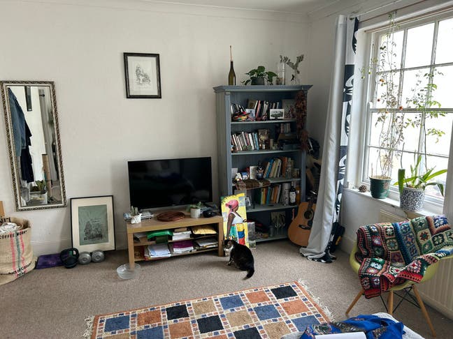 Lovely Large Bedroom with office / walk-in storage Main Photo
