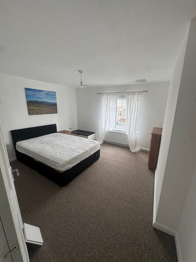 5-Bed House in Hounslow Centre – Ensuite + Double  Main Photo