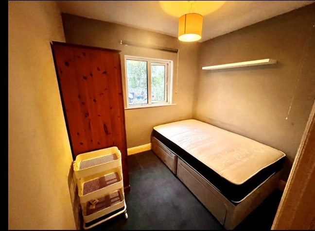 Furnished small-ish double bedroom  Main Photo
