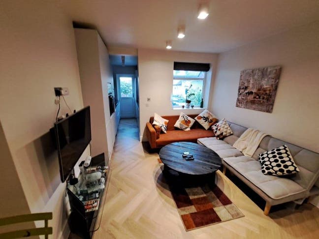 Affordable room for rent Morden Main Photo