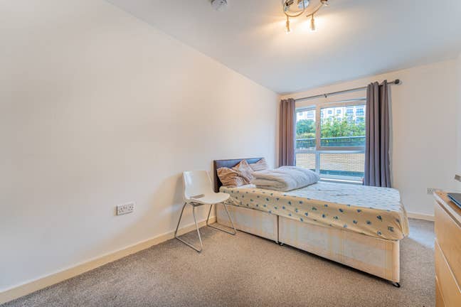 Canary Wharf*Large Double Room*Modern Apartment  Main Photo