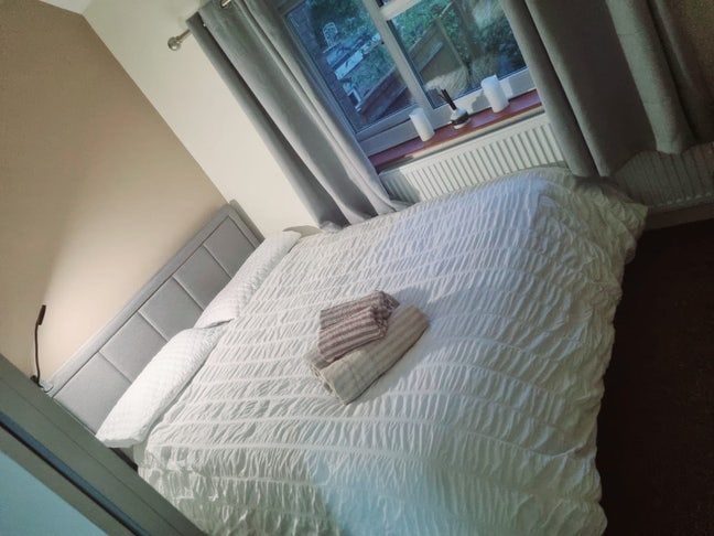 Double bedroom available in a 3 bedroom house Main Photo
