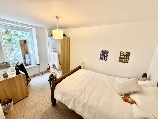 Fully furnished room in top floor flat  Main Photo