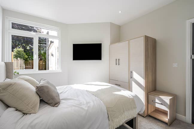 ☀️🐝! Brand New Ensuite Room & Kitchenette !🐝☀️ Main Photo