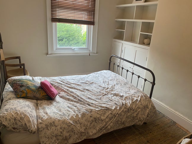 Lovely quiet double room right next to the park  Main Photo