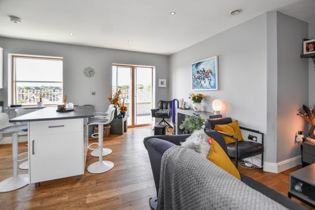 Light Flat with Balcony & Easy London Access Main Photo